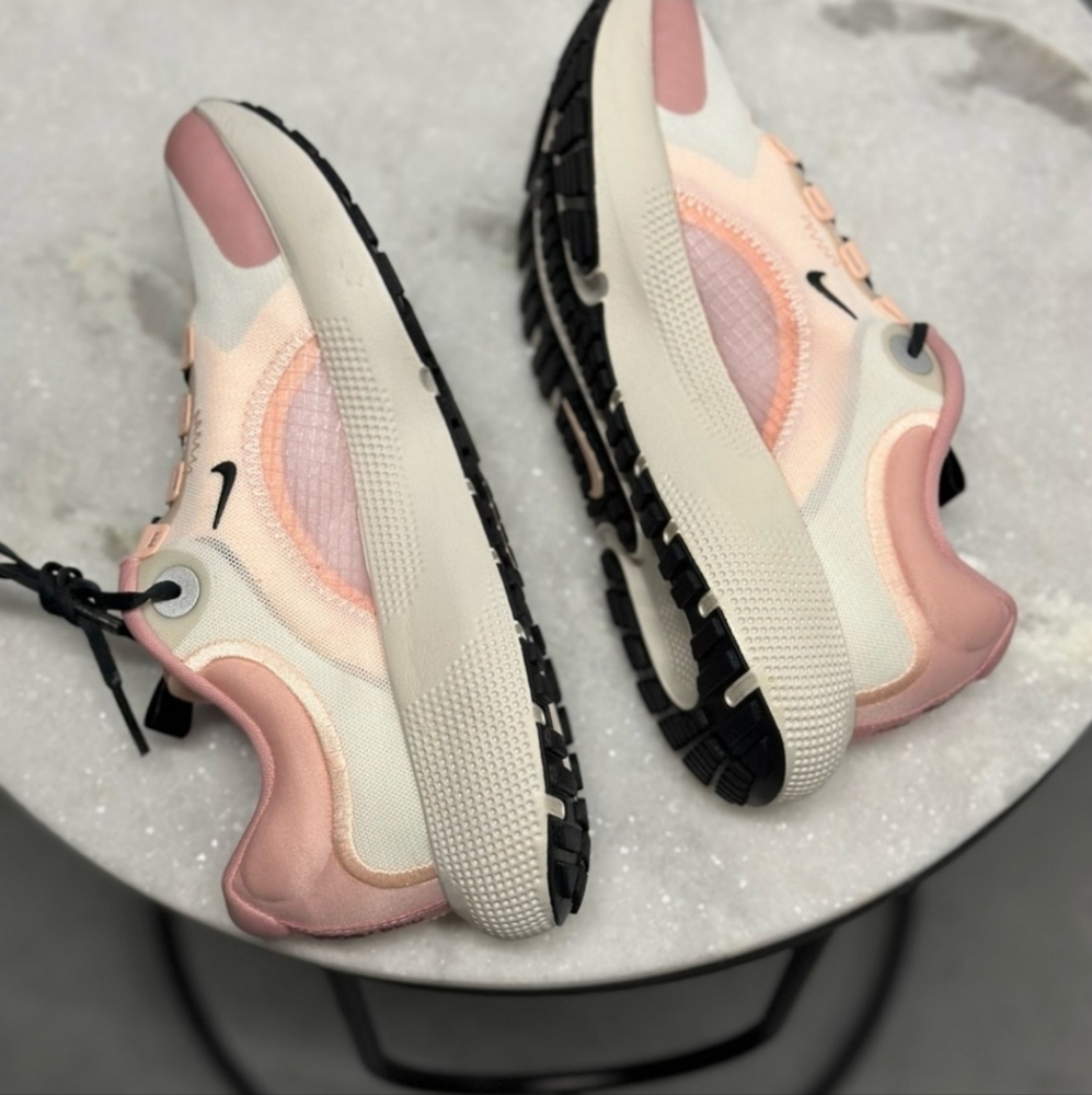 NIKE women's brand new size 7 CV3817-106 - Picture 3 of 7
